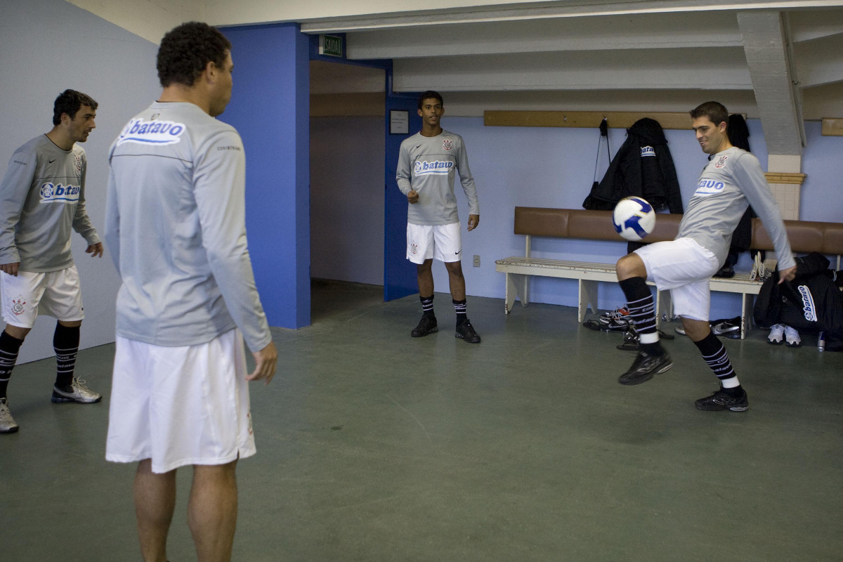 GREMIO/RS X CORINTHIANS/SP - Diego(d) nos vestiários antes da partida realizada esta tarde no estádio Olímpico, em Porto Alegre, válida pelo turno do Campeonato Brasileiro de 2009