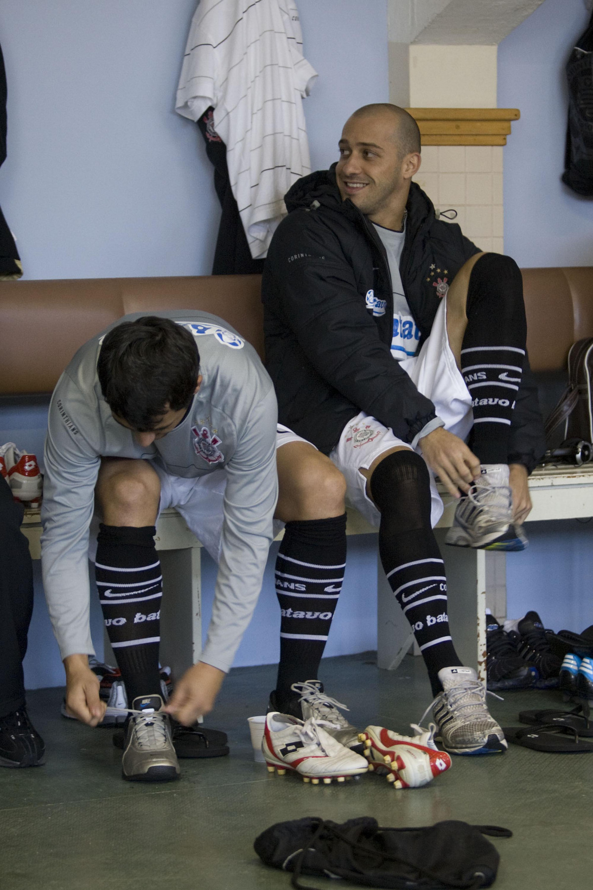 GREMIO/RS X CORINTHIANS/SP - Douglas e Alessandro nos vestirios antes da partida realizada esta tarde no estdio Olmpico, em Porto Alegre, vlida pelo turno do Campeonato Brasileiro de 2009