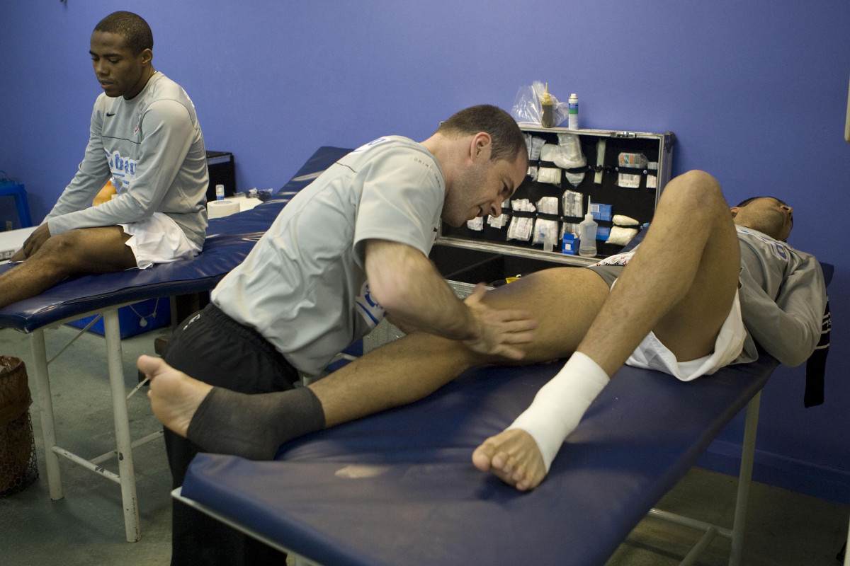 GREMIO/RS X CORINTHIANS/SP - Elias(e); o fisioterapeuta Betinho e André Santos nos vestiários antes da partida realizada esta tarde no estádio Olímpico, em Porto Alegre, válida pelo turno do Campeonato Brasileiro de 2009