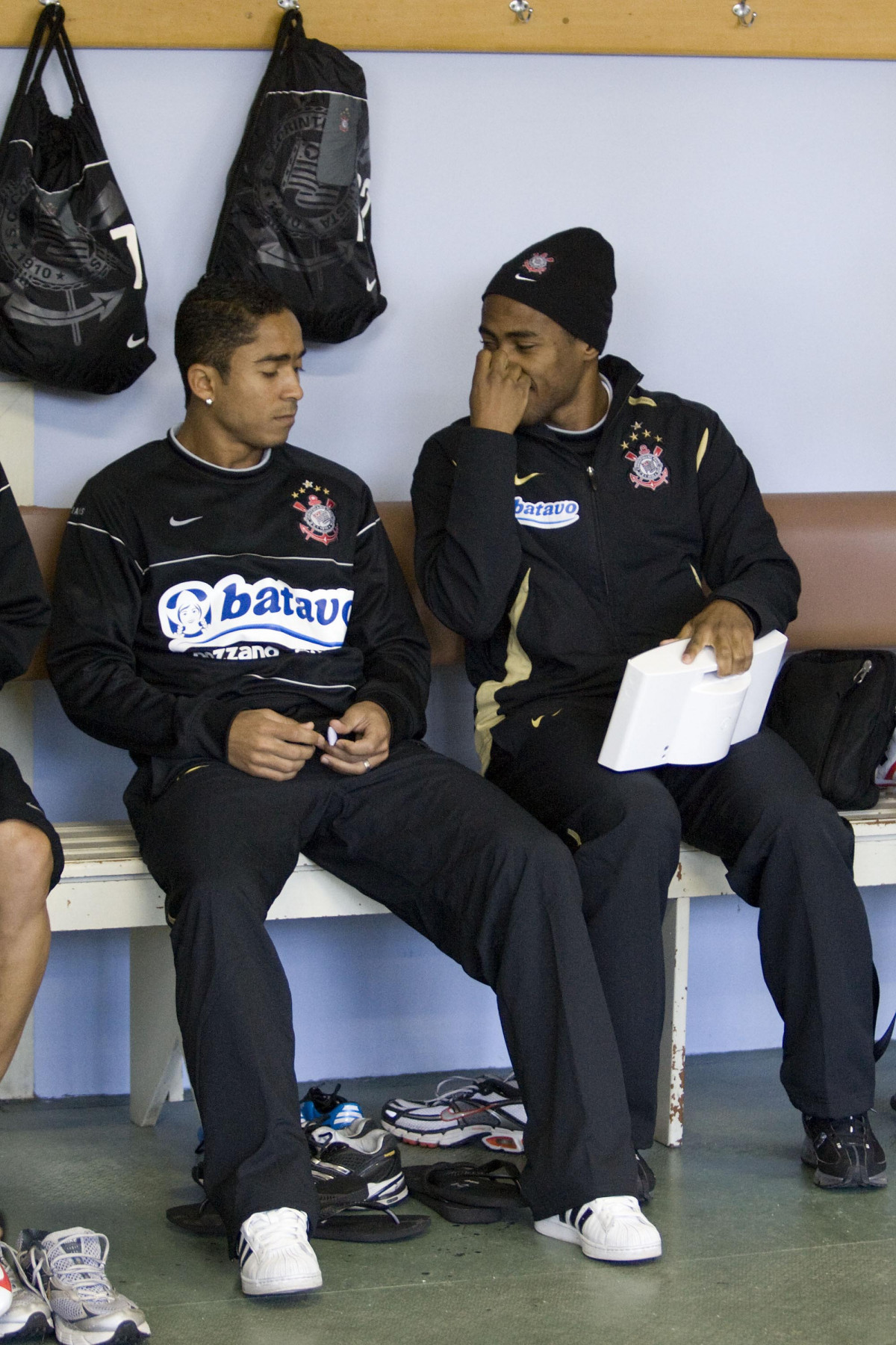 GREMIO/RS X CORINTHIANS/SP - Jorge Henrique e Eliasnos vestirios antes da partida realizada esta tarde no estdio Olmpico, em Porto Alegre, vlida pelo turno do Campeonato Brasileiro de 2009