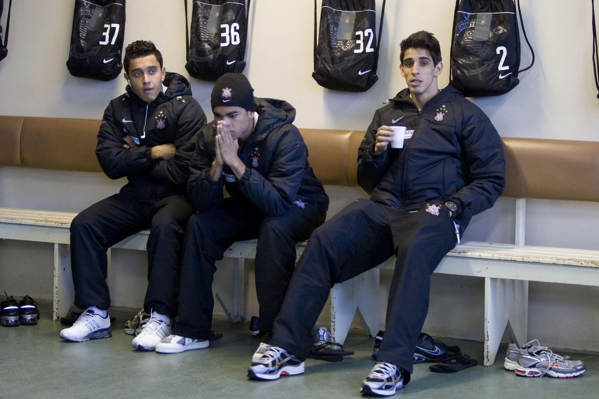 GREMIO/RS X CORINTHIANS/SP - Marcelinho; Dentinho e Henrique nos vestirios antes da partida realizada esta tarde no estdio Olmpico, em Porto Alegre, vlida pelo turno do Campeonato Brasileiro de 2009