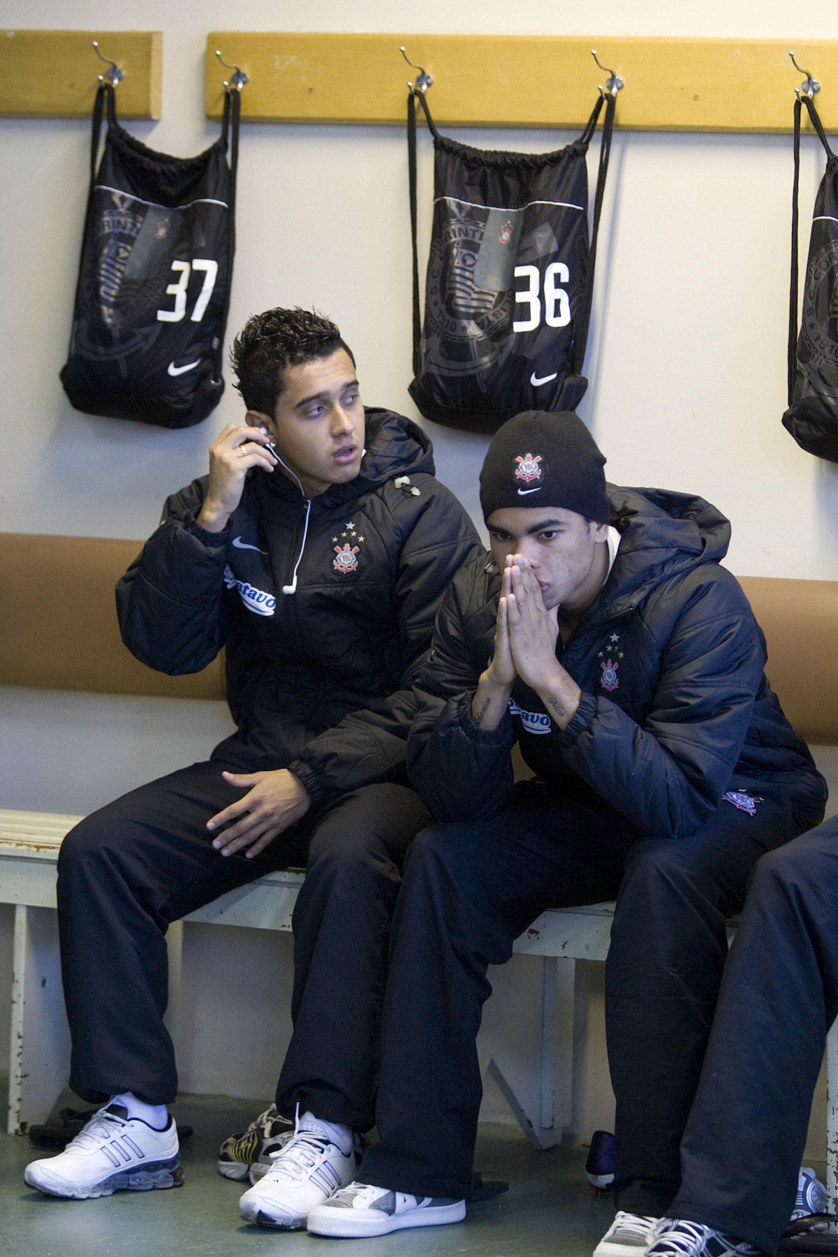 GREMIO/RS X CORINTHIANS/SP - Marcelinho e Dentinho nos vestirios antes da partida realizada esta tarde no estdio Olmpico, em Porto Alegre, vlida pelo turno do Campeonato Brasileiro de 2009