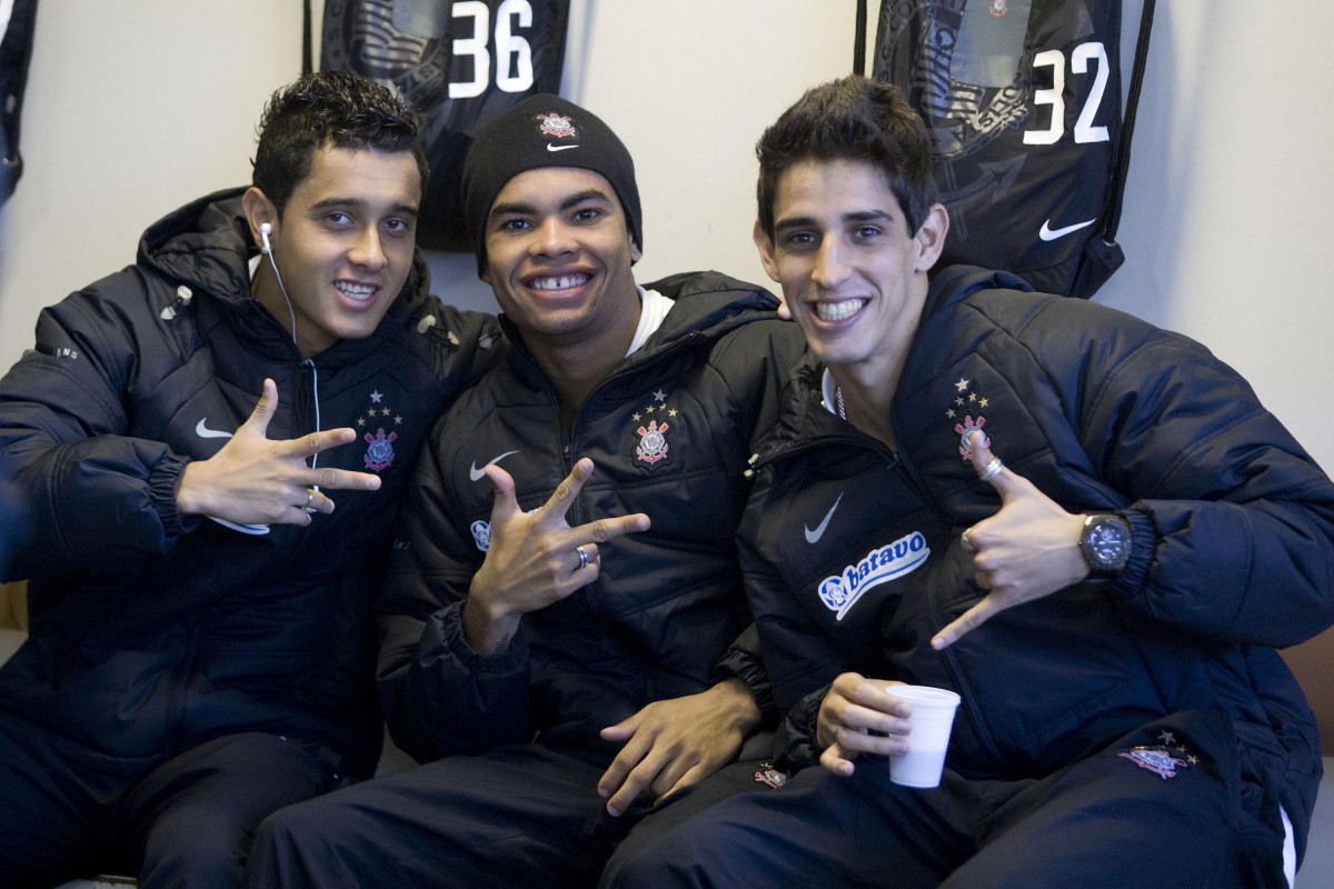 GREMIO/RS X CORINTHIANS/SP - Marcelinho;Dentinho e Henrique nos vestiários antes da partida realizada esta tarde no estádio Olímpico, em Porto Alegre, válida pelo turno do Campeonato Brasileiro de 2009