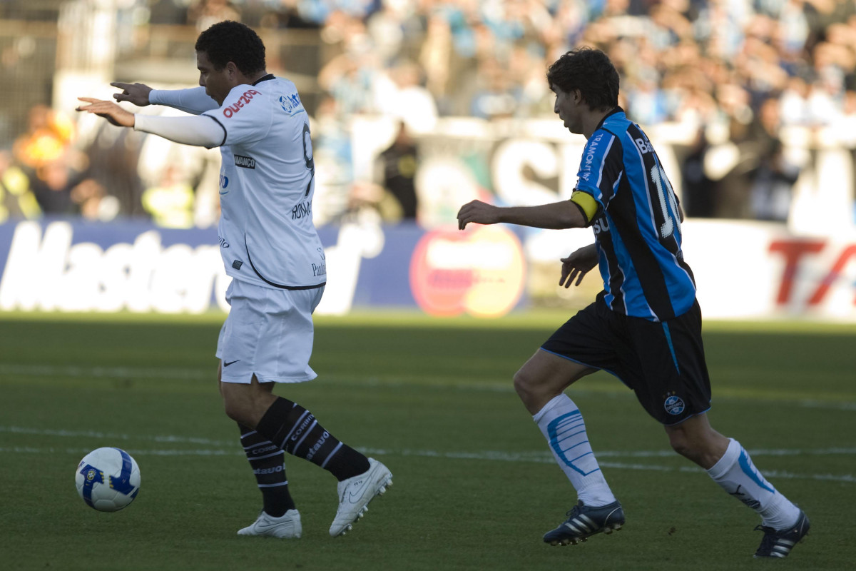 GREMIO/RS X CORINTHIANS/SP - Ronaldo e Tcheco em um lance da partida realizada esta tarde no estdio Olmpico, em Porto Alegre, vlida pelo turno do Campeonato Brasileiro de 2009
