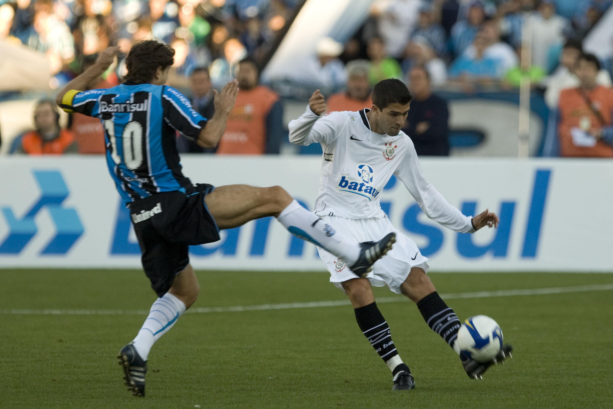 GREMIO/RS X CORINTHIANS/SP - Tcheco e Diego em um lance da partida realizada esta tarde no estdio Olmpico, em Porto Alegre, vlida pelo turno do Campeonato Brasileiro de 2009