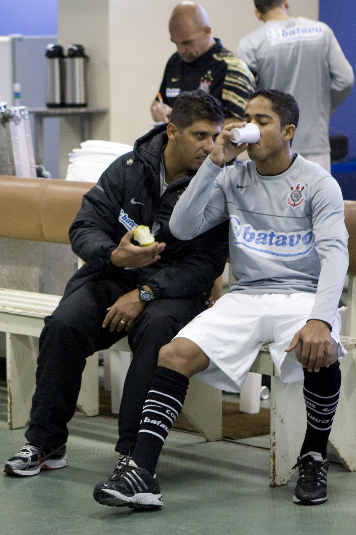 GREMIO/RS X CORINTHIANS/SP -O auxiliar Sidnei Lobo da orientacoes para Jorge Henrique nos vestiários antes da partida realizada esta tarde no estádio Olímpico, em Porto Alegre, válida pelo turno do Campeonato Brasileiro de 2009