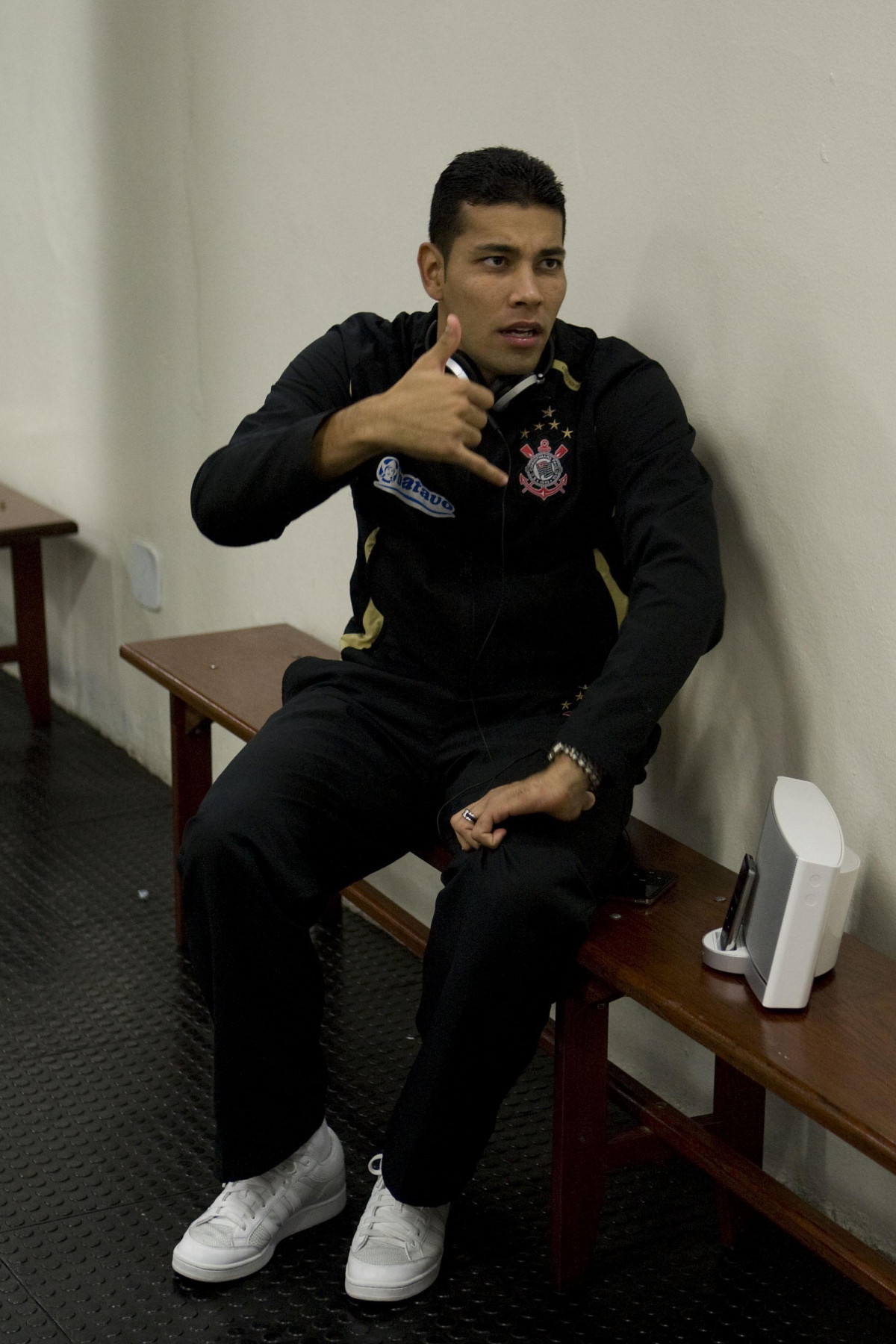 CORINTHIANS/SP X SPORT/RECIFE - André Santos nos vestiários antes da partida realizada esta noite no estádio do Pacaembu, zona oeste da cidade, válida pelo turno do Campeonato Brasileiro de 2009