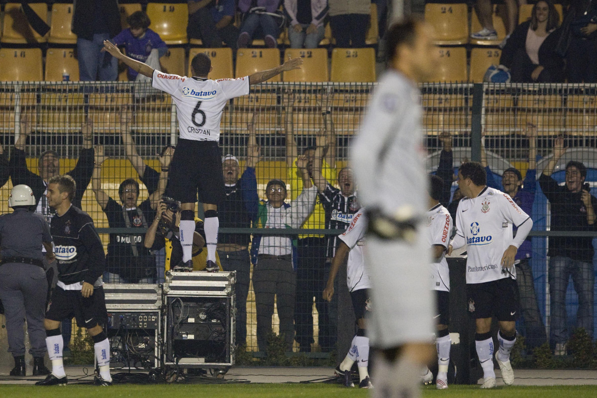 CORINTHIANS/SP X SPORT/RECIFE - Cristian comemora seu gol o terceiro do Corinthians em um lance da partida realizada esta noite no estdio do Pacaembu, zona oeste da cidade, vlida pelo turno do Campeonato Brasileiro de 2009
