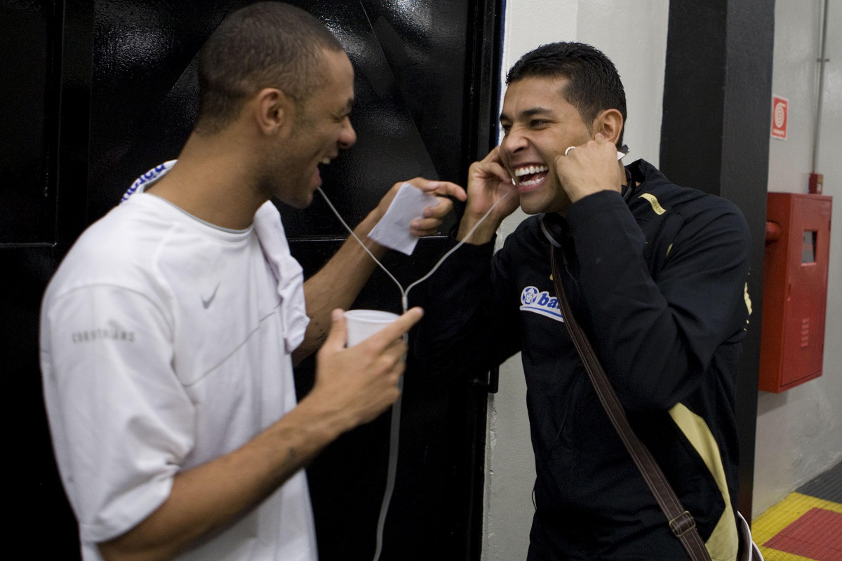 CORINTHIANS/SP X SPORT/RECIFE - Cristian e Andr Santos nos vestirios antes da partida realizada esta noite no estdio do Pacaembu, zona oeste da cidade, vlida pelo turno do Campeonato Brasileiro de 2009