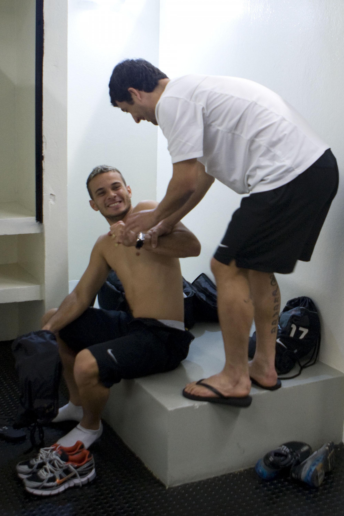 CORINTHIANS/SP X SPORT/RECIFE - Douglas brinca com Morais nos vestiários antes da partida realizada esta noite no estádio do Pacaembu, zona oeste da cidade, válida pelo turno do Campeonato Brasileiro de 2009