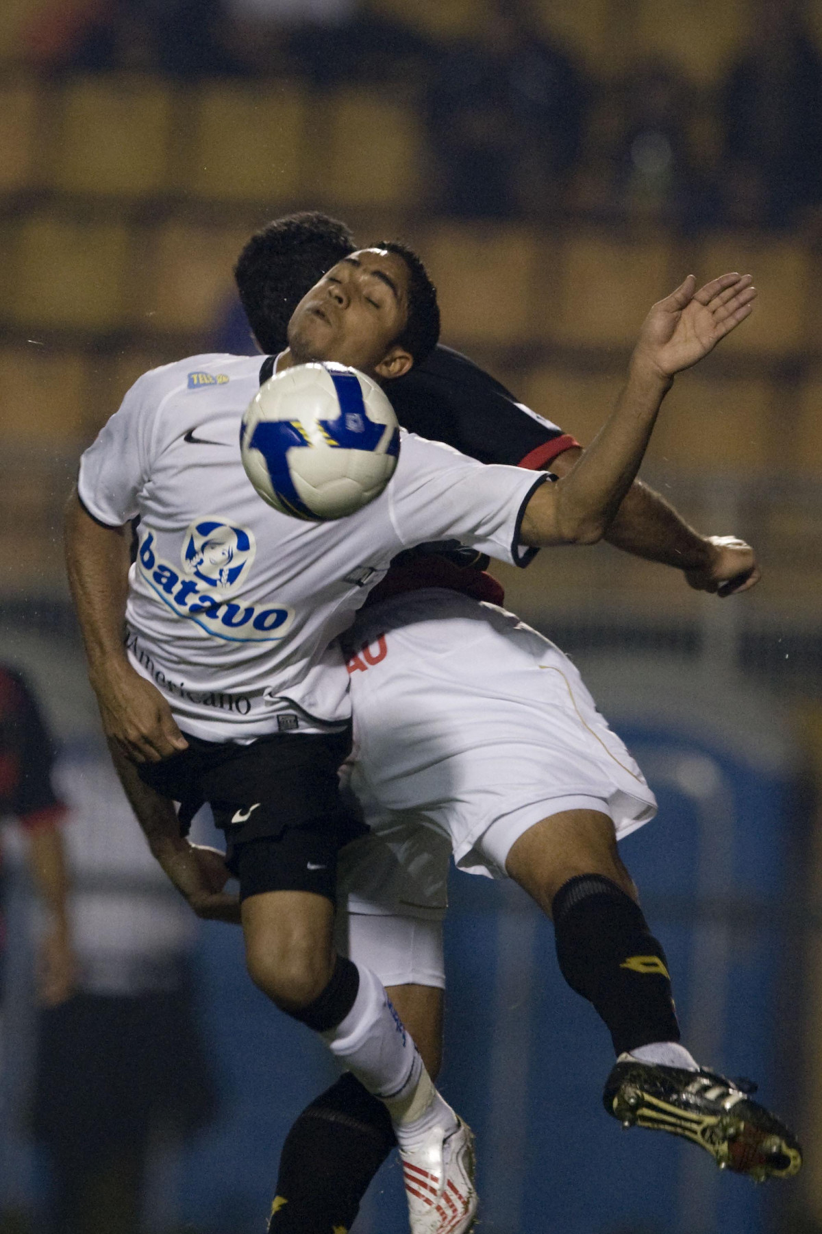 CORINTHIANS/SP X SPORT/RECIFE - Jorge Henrique empurrado por Dutra em um lance da partida realizada esta noite no estdio do Pacaembu, zona oeste da cidade, vlida pelo turno do Campeonato Brasileiro de 2009
