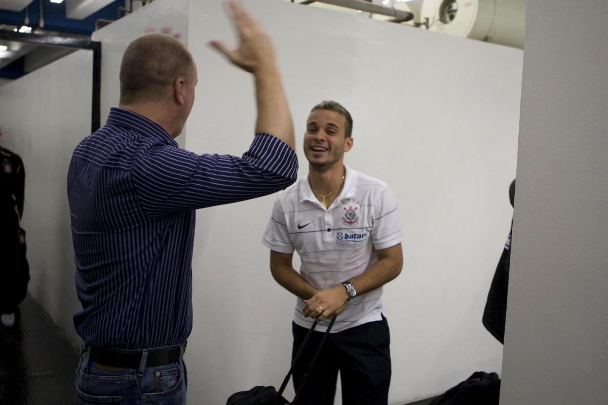 CORINTHIANS/SP X SPORT/RECIFE - Mano Menezes brinca com Morais nos vestiários antes da partida realizada esta noite no estádio do Pacaembu, zona oeste da cidade, válida pelo turno do Campeonato Brasileiro de 2009
