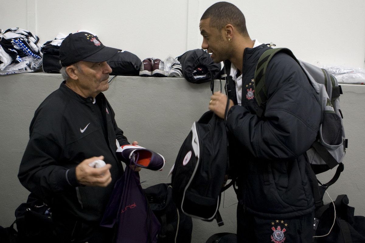CORINTHIANS/SP X SPORT/RECIFE - Miranda, roupeiro, e Cristian nos vestiários antes da partida realizada esta noite no estádio do Pacaembu, zona oeste da cidade, válida pelo turno do Campeonato Brasileiro de 2009