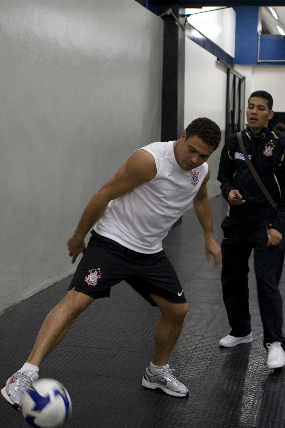CORINTHIANS/SP X SPORT/RECIFE - Ronaldo e André Santos nos vestiários antes da partida realizada esta noite no estádio do Pacaembu, zona oeste da cidade, válida pelo turno do Campeonato Brasileiro de 2009