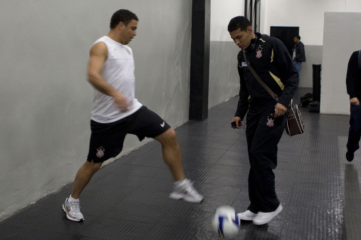 CORINTHIANS/SP X SPORT/RECIFE - Ronaldo e André Santos nos vestiários antes da partida realizada esta noite no estádio do Pacaembu, zona oeste da cidade, válida pelo turno do Campeonato Brasileiro de 2009