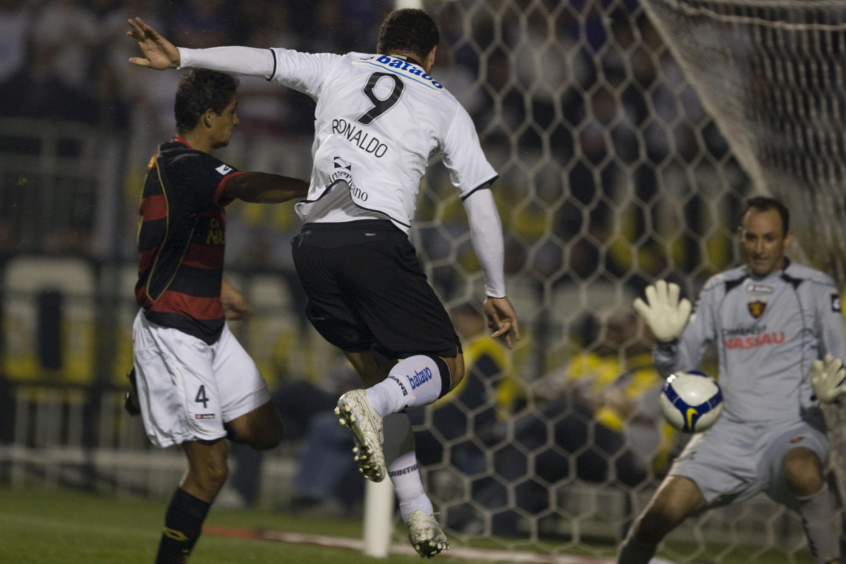 CORINTHIANS/SP X SPORT/RECIFE - Ronaldo faz o primeiro gol do Corinthians e o seu tambem em um lance da partida realizada esta noite no estdio do Pacaembu, zona oeste da cidade, vlida pelo turno do Campeonato Brasileiro de 2009