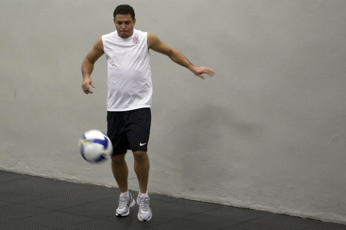 CORINTHIANS/SP X SPORT/RECIFE - Ronaldo nos vestiários antes da partida realizada esta noite no estádio do Pacaembu, zona oeste da cidade, válida pelo turno do Campeonato Brasileiro de 2009