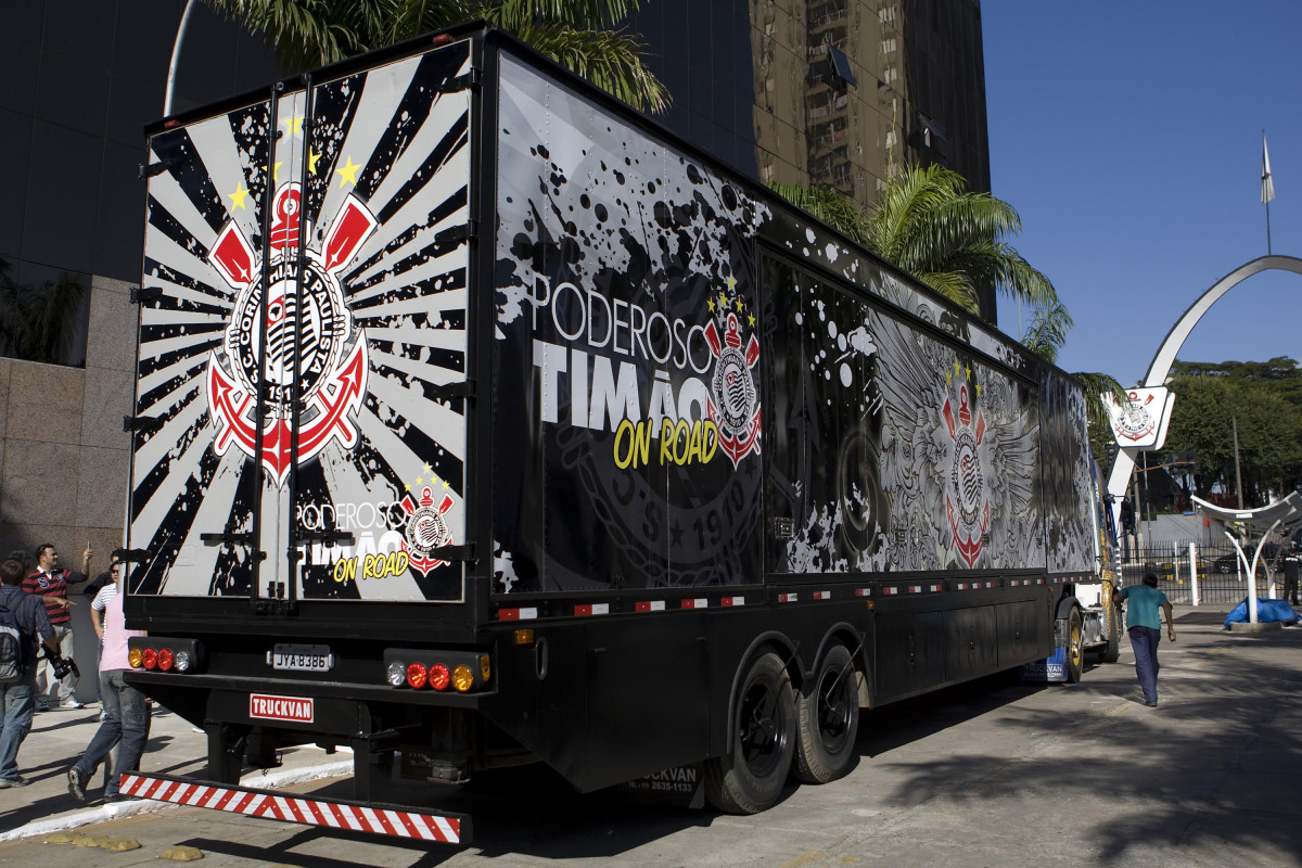 Apresentacao do novo onibus do Corinthians, da rede de franquias Todo Poderoso Timao on road, que vai percorrer o interior de So Paulo vendendo produtos licenciados