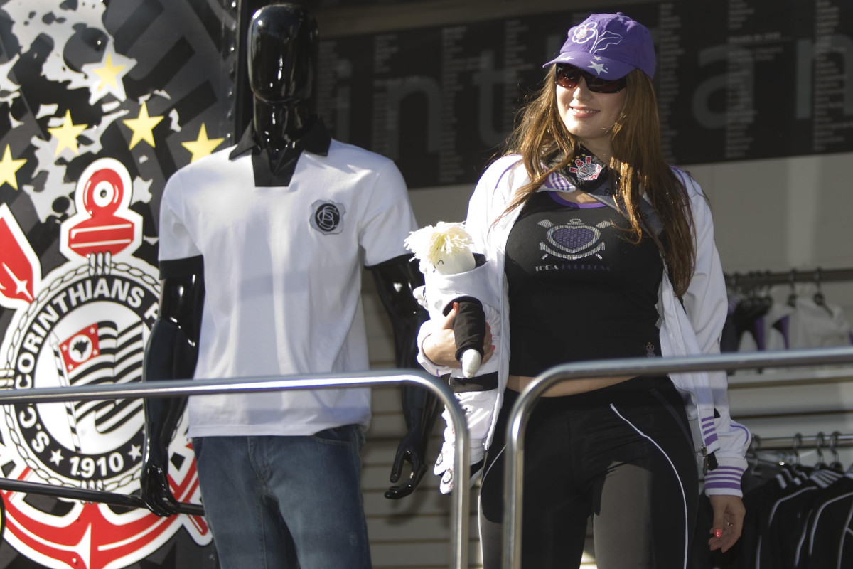 Apresentacao do novo onibus do Corinthians, da rede de franquias Todo Poderoso Timao on road, que vai percorrer o interior de So Paulo vendendo produtos licenciados