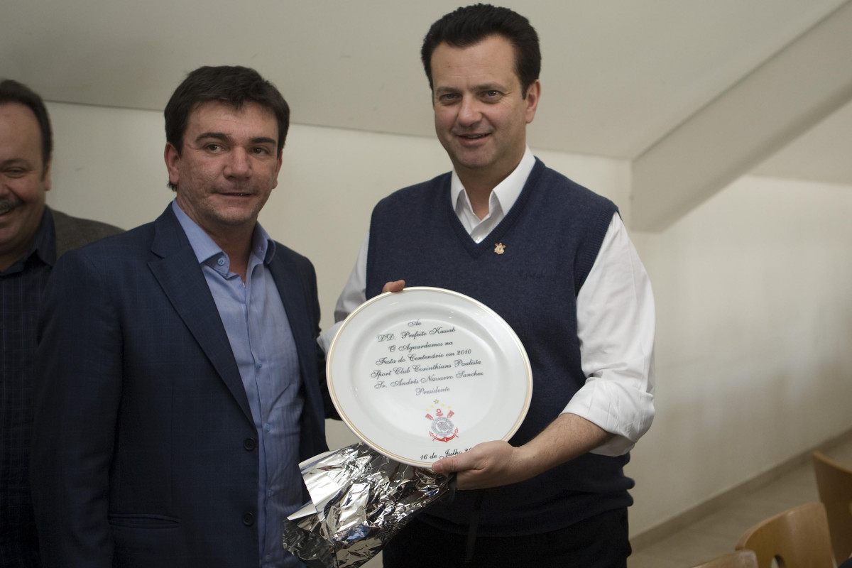 O presidente do Corinthians Andres Sanchez recebeu o prefeito de São Paulo Gilberto Kassab hoje pela manhã no Parque São Jorge