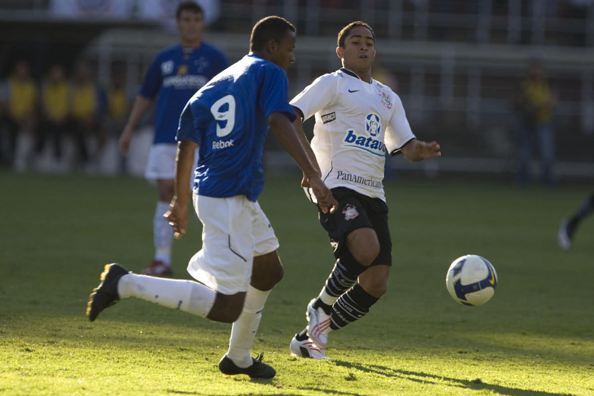 CRUZEIRO/MG X CORINTHIANS/SP - Fabinho e Jorge Henrique em um lance da partida realizada esta tarde no estdio Magalhaes Pinto, o Mineiro, vlida pelo turno do Campeonato Brasileiro de 2009