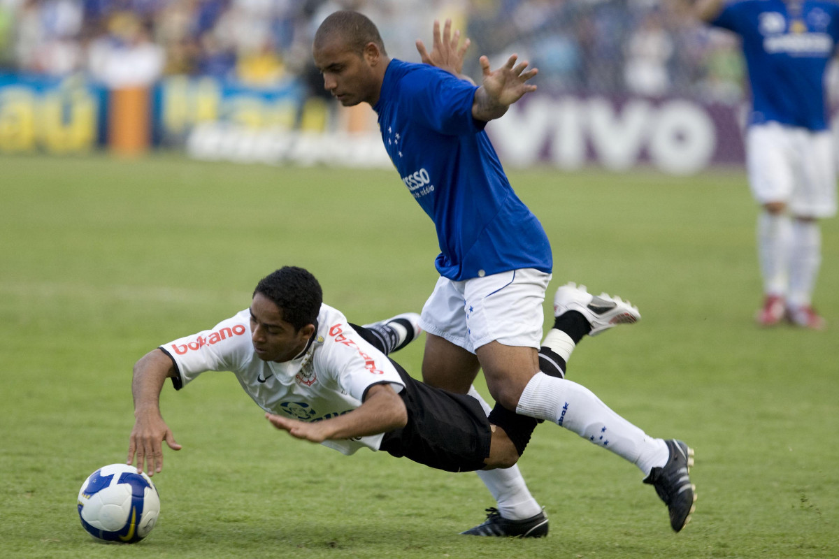 CRUZEIRO/MG X CORINTHIANS/SP - Jonathan empurra Jorge Henrique em um lance da partida realizada esta tarde no estdio Magalhaes Pinto, o Mineiro, vlida pelo turno do Campeonato Brasileiro de 2009