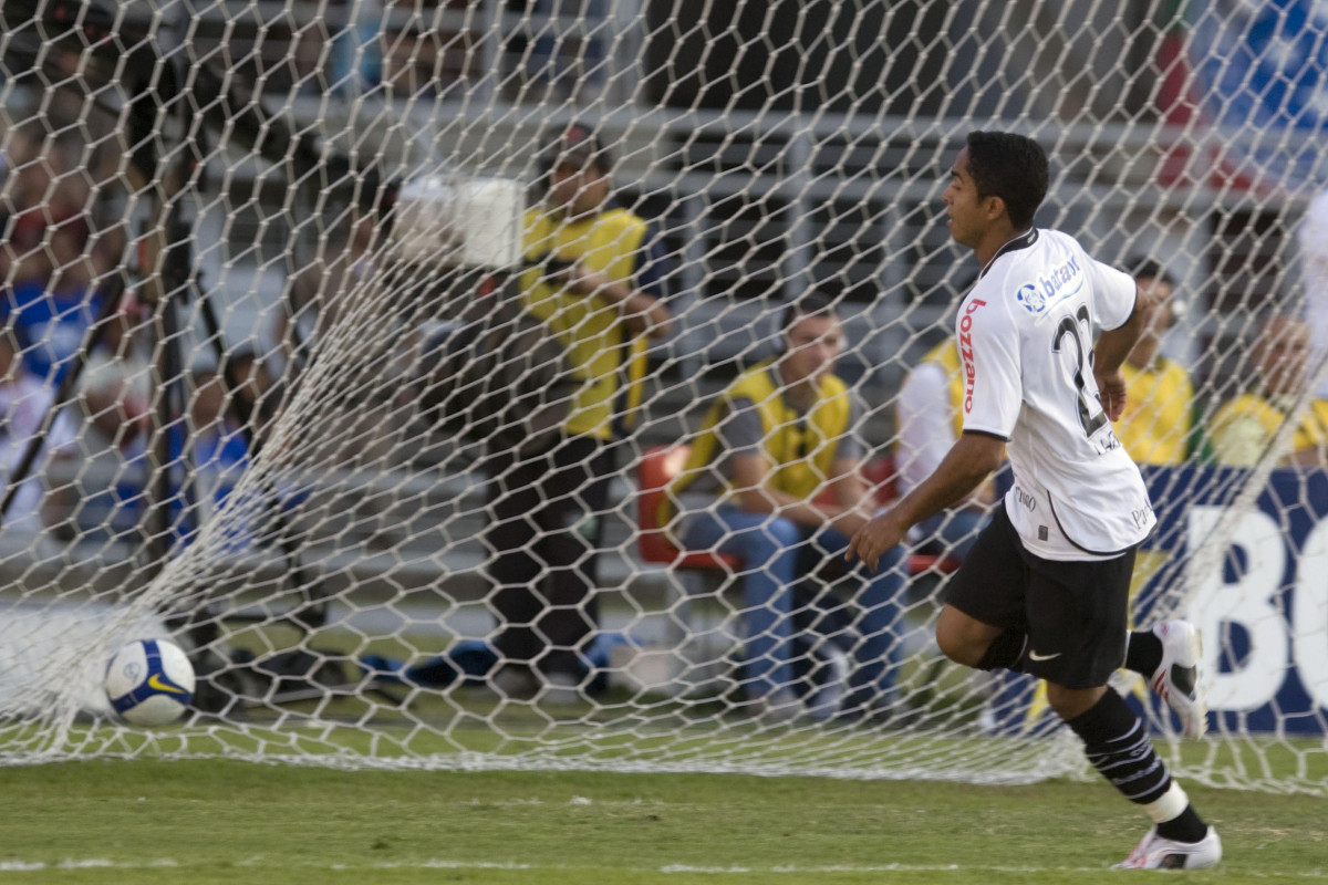 CRUZEIRO/MG X CORINTHIANS/SP - Jorge Henrique faz o gol do Corinthians em um lance da partida realizada esta tarde no estdio Magalhaes Pinto, o Mineiro, vlida pelo turno do Campeonato Brasileiro de 2009