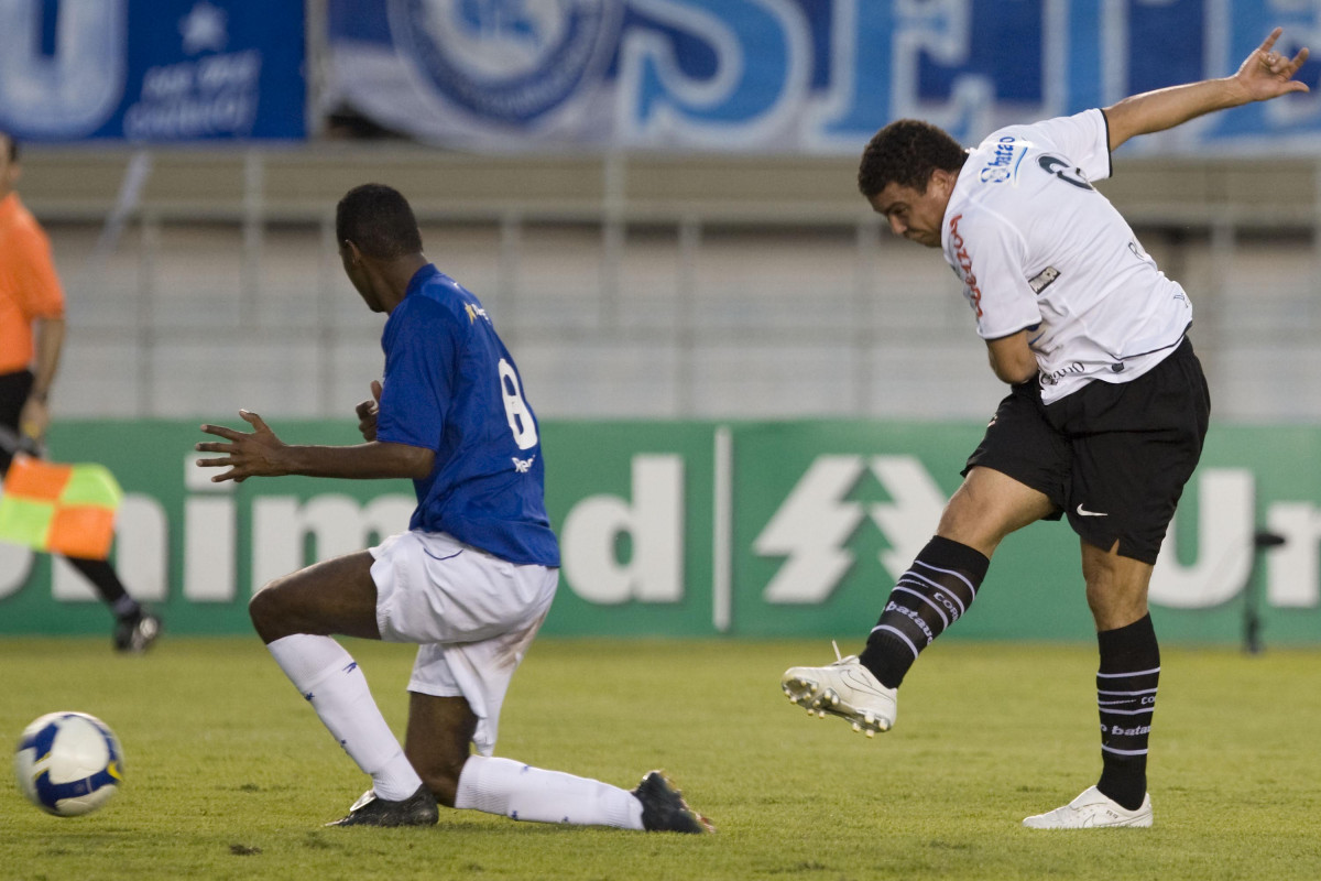 CRUZEIRO/MG X CORINTHIANS/SP - Ronaldo chuta em cima de Fabinho em um lance da partida realizada esta tarde no estdio Magalhaes Pinto, o Mineiro, vlida pelo turno do Campeonato Brasileiro de 2009