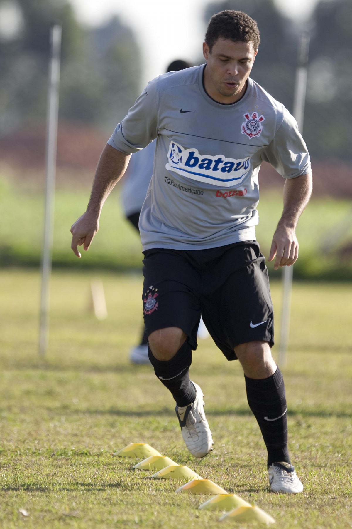 Ronaldo durante o treino do Corinthians realizado esta tarde no Parque Ecolgico do Tiete, zona leste da cidade; o prximo jogo do time ser quinta-feira, 23/07, contra o Vitoria/BA, no Pacaembu, pelo Campeonato Brasileiro 2009