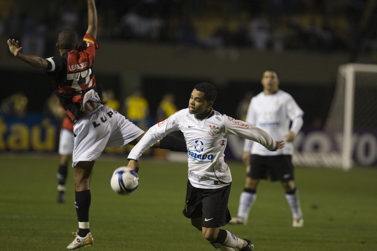 CORINTHIANS/SP X VITORIA/BA -  em um lance da partida realizada esta noite no estdio do Pacaembu, zona oeste da cidade, vlida pelo turno do Campeonato Brasileiro de 2009