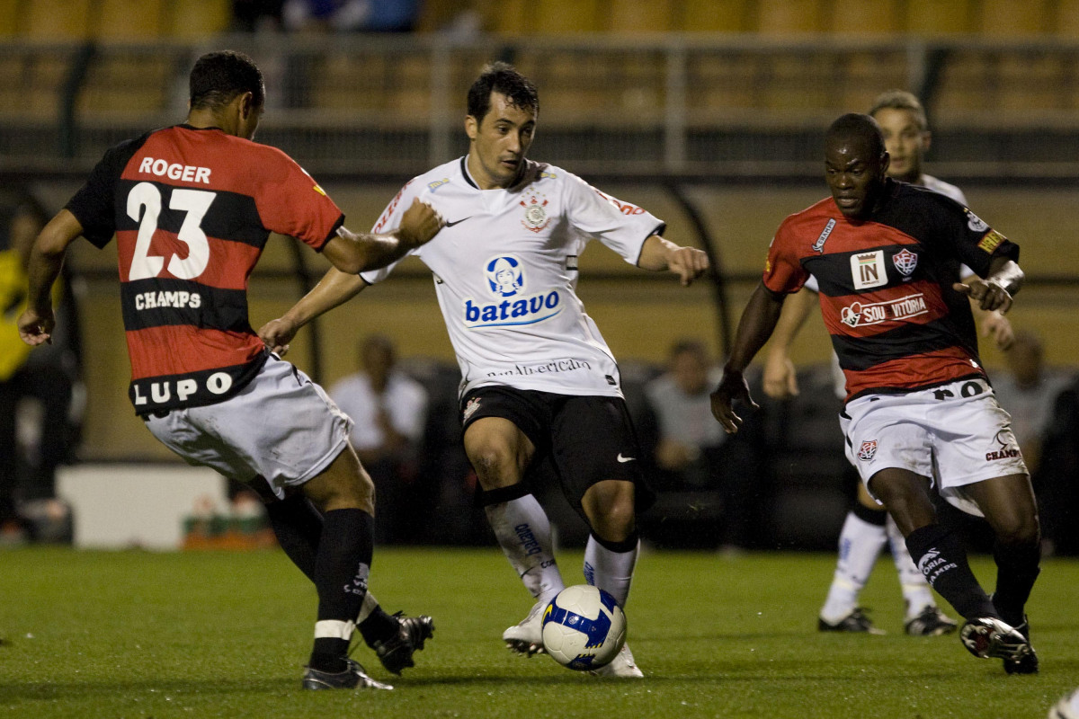 CORINTHIANS/SP X VITORIA/BA -  Roger, Douglas e Magal em um lance da partida realizada esta noite no estdio do Pacaembu, zona oeste da cidade, vlida pelo turno do Campeonato Brasileiro de 2009