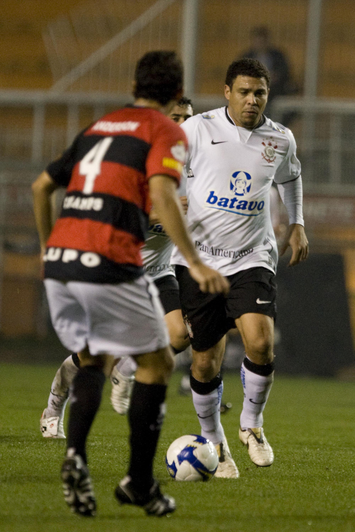 CORINTHIANS/SP X VITORIA/BA - Anderson de costas e Ronaldo em um lance da partida realizada esta noite no estdio do Pacaembu, zona oeste da cidade, vlida pelo turno do Campeonato Brasileiro de 2009