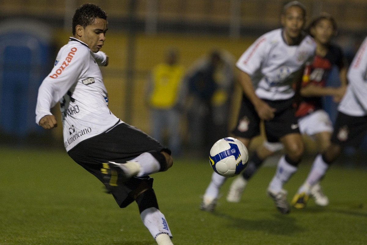 CORINTHIANS/SP X VITORIA/BA - Dentinho chuta e faz o primeiro gol do Corinthians em um lance da partida realizada esta noite no estdio do Pacaembu, zona oeste da cidade, vlida pelo turno do Campeonato Brasileiro de 2009