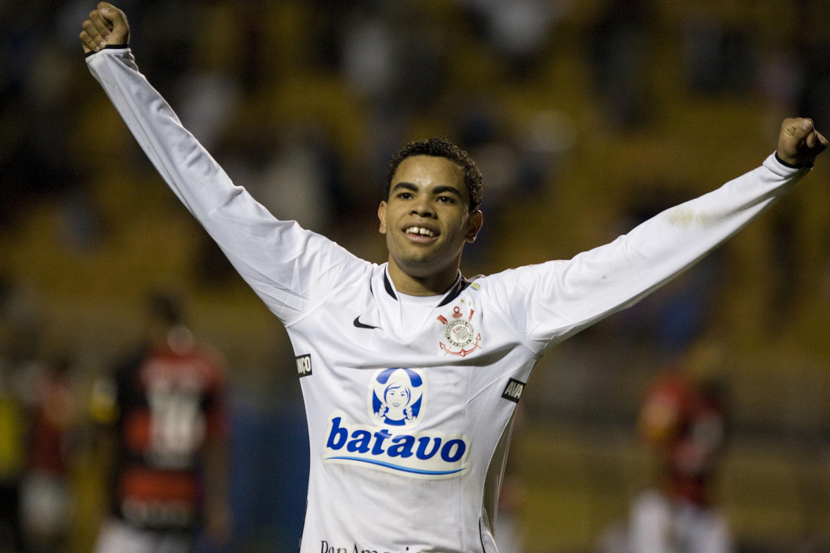 CORINTHIANS/SP X VITORIA/BA - Dentinho comemora seu gol em um lance da partida realizada esta noite no estdio do Pacaembu, zona oeste da cidade, vlida pelo turno do Campeonato Brasileiro de 2009