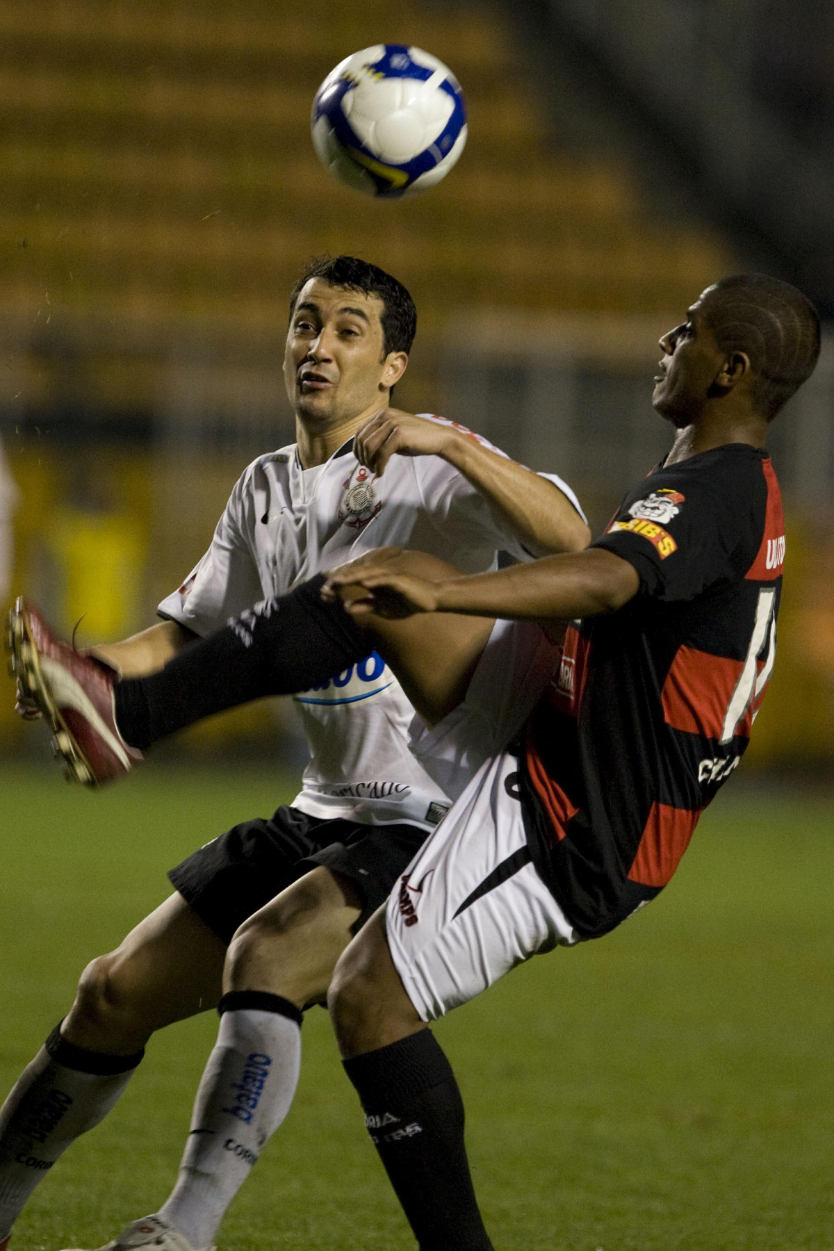 CORINTHIANS/SP X VITORIA/BA - Douglas e Uelliton  em um lance da partida realizada esta noite no estdio do Pacaembu, zona oeste da cidade, vlida pelo turno do Campeonato Brasileiro de 2009