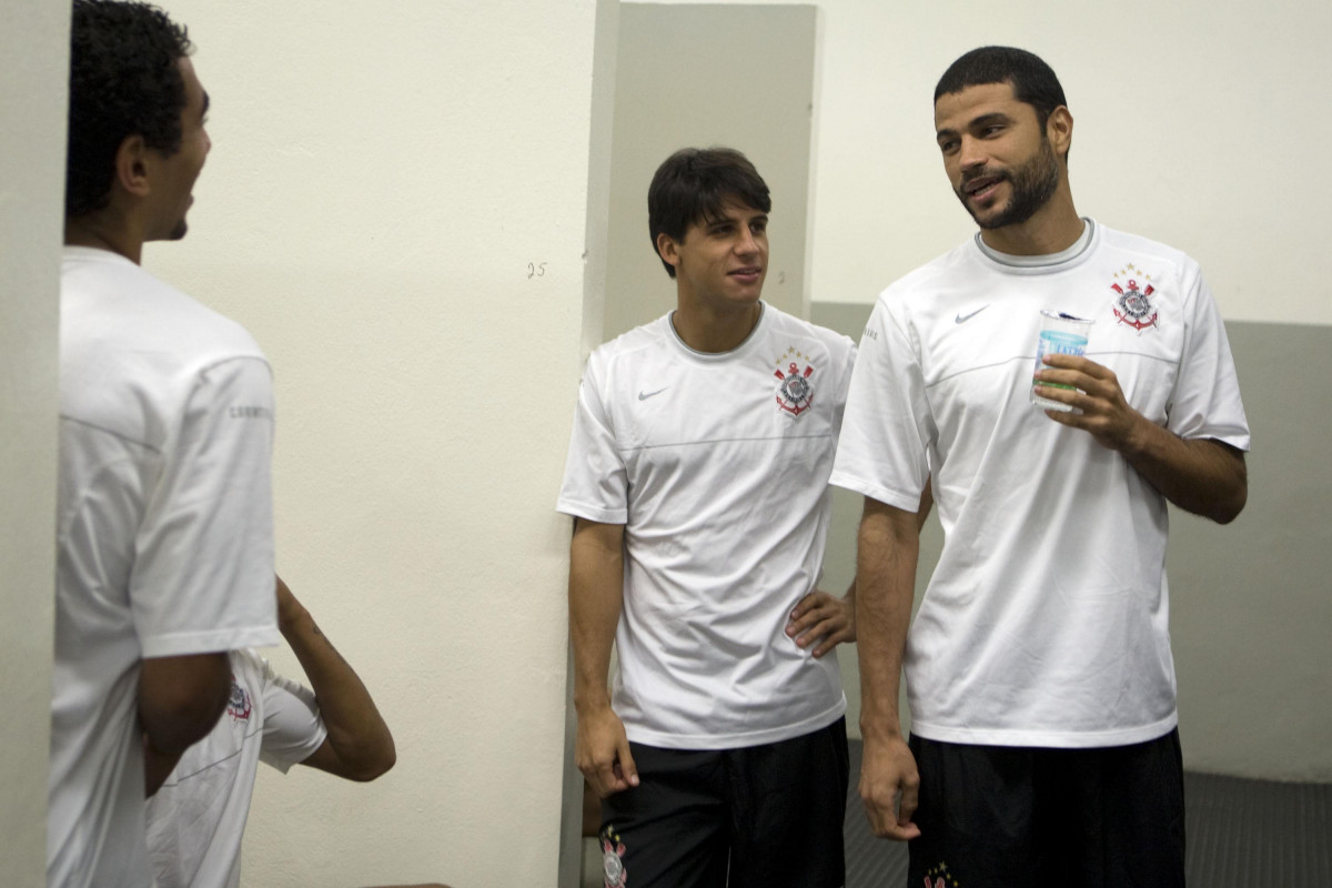 CORINTHIANS/SP X AVAI/SC -  Moradei e William nos vestirios antes da partida realizada esta tarde no estdio do Pacaembu, zona oeste da cidade, vlida pelo turno do Campeonato Brasileiro de 2009