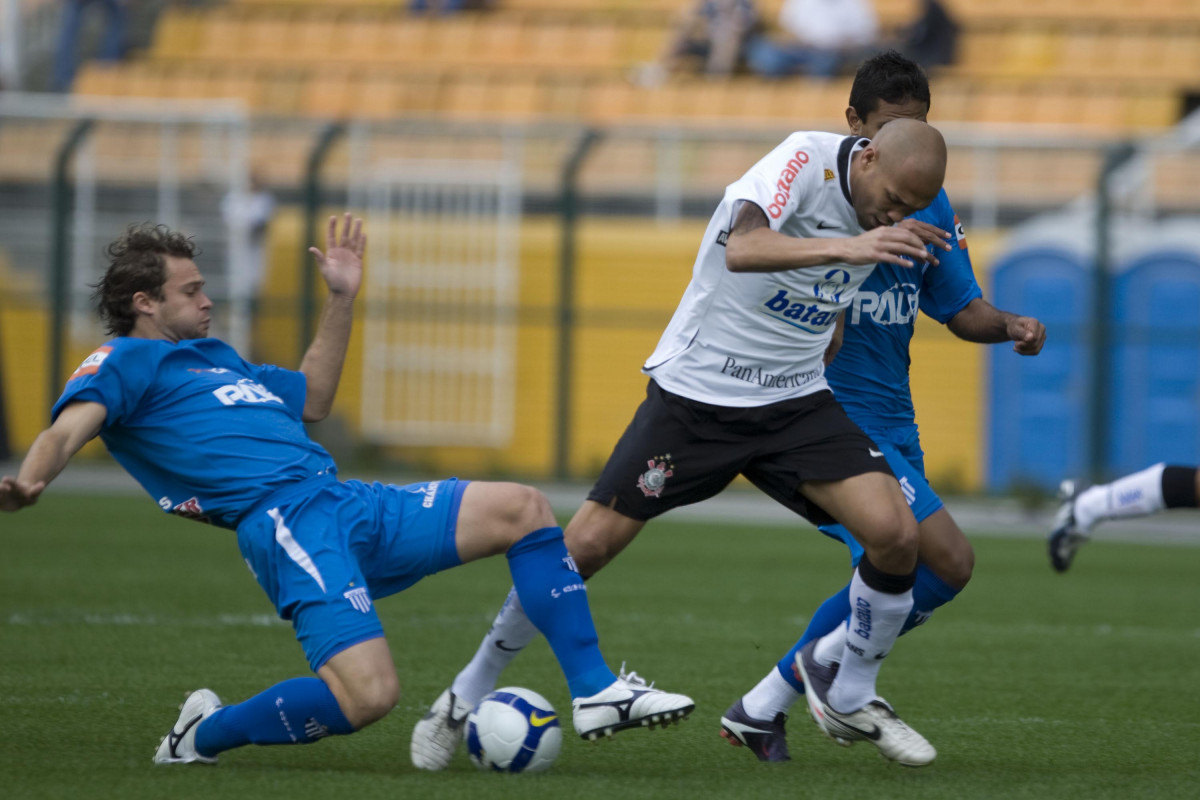 CORINTHIANS/SP X AVAI/STA. CATARINA - Rafael tenta tirar a bola de Souza em um lance da partida realizada esta tarde no estdio do Pacaembu, zona oeste da cidade, vlida pelo turno do Campeonato Brasileiro de 2009