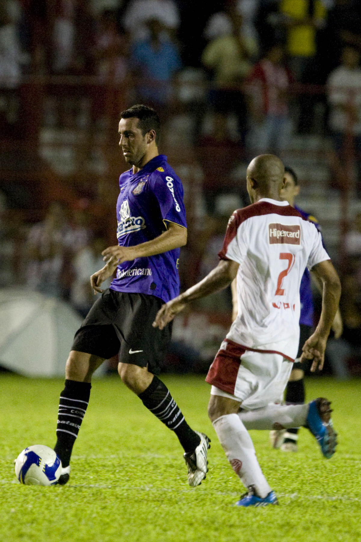 NAUTICO/PE X CORINTHIANS/SP -   Edu e Patrick, de costas,em um lance da partida realizada esta noite no estdio dos Aflitos em Recife, vlida pelo turno do Campeonato Brasileiro de 2009