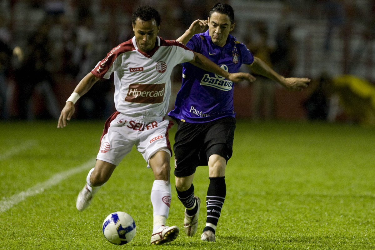 NAUTICO/PE X CORINTHIANS/SP -   Gilmar e Chico em um lance da partida realizada esta noite no estdio dos Aflitos em Recife, vlida pelo turno do Campeonato Brasileiro de 2009