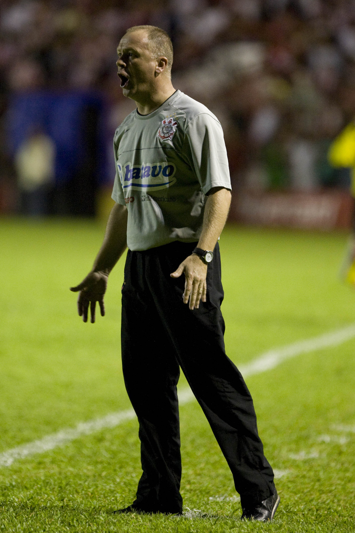 NAUTICO/PE X CORINTHIANS/SP -   Mano Menezes em um lance da partida realizada esta noite no estdio dos Aflitos em Recife, vlida pelo turno do Campeonato Brasileiro de 2009
