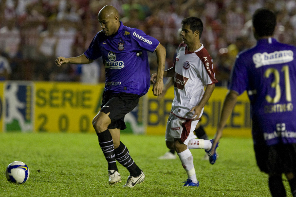 NAUTICO/PE X CORINTHIANS/SP -   Souza e Juliano em um lance da partida realizada esta noite no estdio dos Aflitos em Recife, vlida pelo turno do Campeonato Brasileiro de 2009