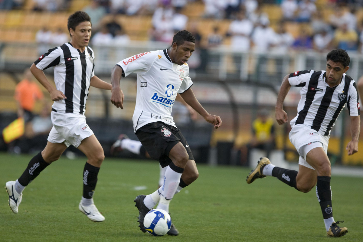 CORINTHIANS/SP X ATLETICO/MG - Jucilei entra Renan(e) e Tcho  em um lance da partida realizada esta tarde no estdio do Pacaembu, vlida pelo turno do Campeonato Brasileiro de 2009