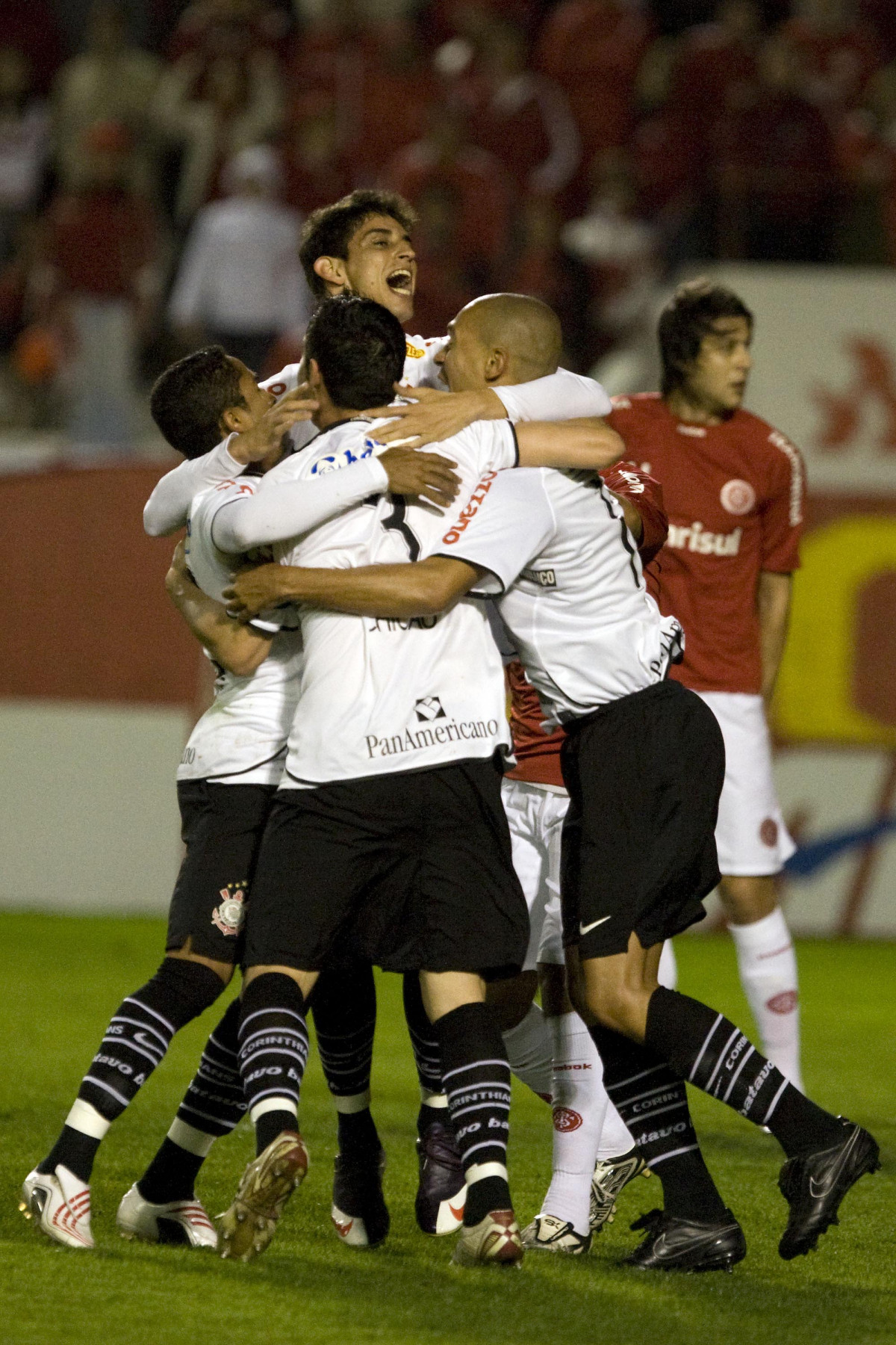 INTERNACIONAL/RS X CORINTHIANS/SP - em um lance da partida realizada esta noite no estádio Beira Rio, em Porto Alegre, válida pelo returno do Campeonato Brasileiro de 2009
