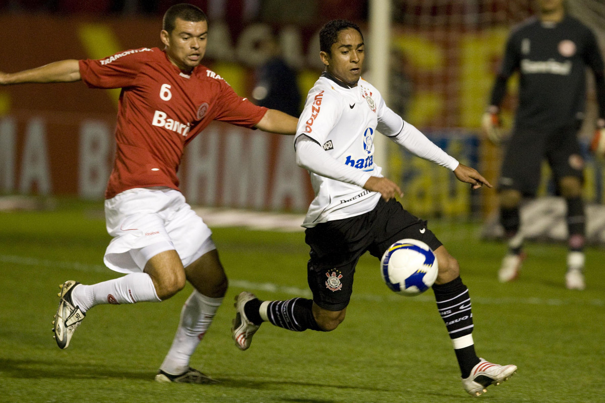INTERNACIONAL/RS X CORINTHIANS/SP -   em um lance da partida realizada esta noite no estdio Beira Rio, em Porto Alegre, vlida pelo returno do Campeonato Brasileiro de 2009