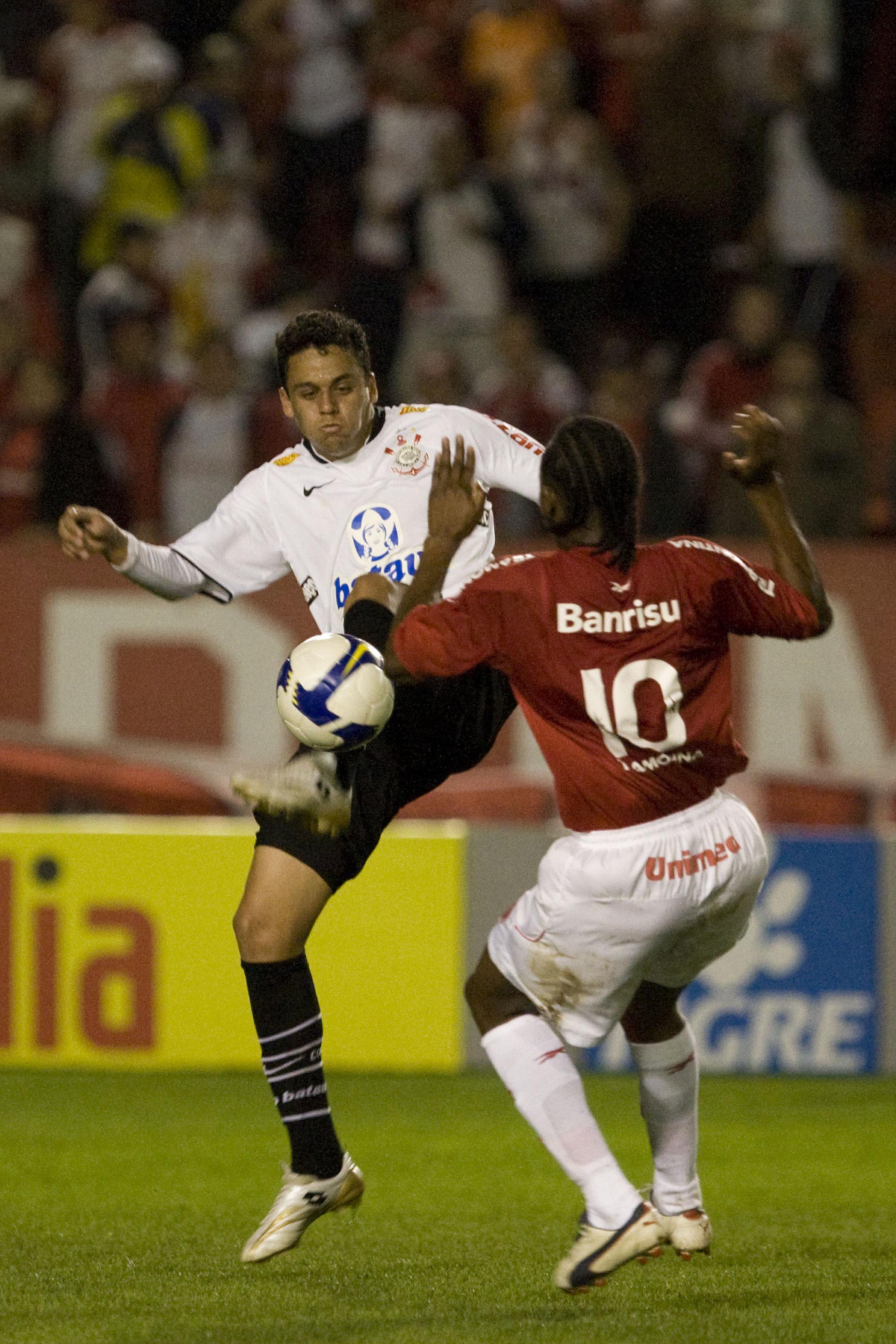 INTERNACIONAL/RS X CORINTHIANS/SP -   em um lance da partida realizada esta noite no estdio Beira Rio, em Porto Alegre, vlida pelo returno do Campeonato Brasileiro de 2009