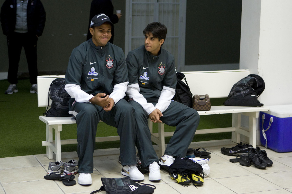 INTERNACIONAL/RS X CORINTHIANS/SP - Bill e Moradei nos vestirios antes da partida realizada esta noite no estdio Beira Rio, em Porto Alegre, vlida pelo returno do Campeonato Brasileiro de 2009