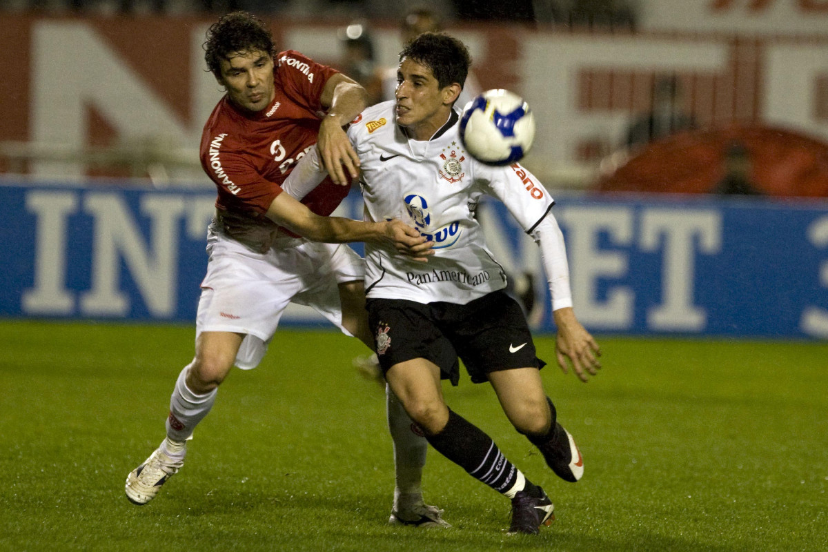 INTERNACIONAL/RS X CORINTHIANS/SP -  Bolivar e Henrique em um lance da partida realizada esta noite no estdio Beira Rio, em Porto Alegre, vlida pelo returno do Campeonato Brasileiro de 2009