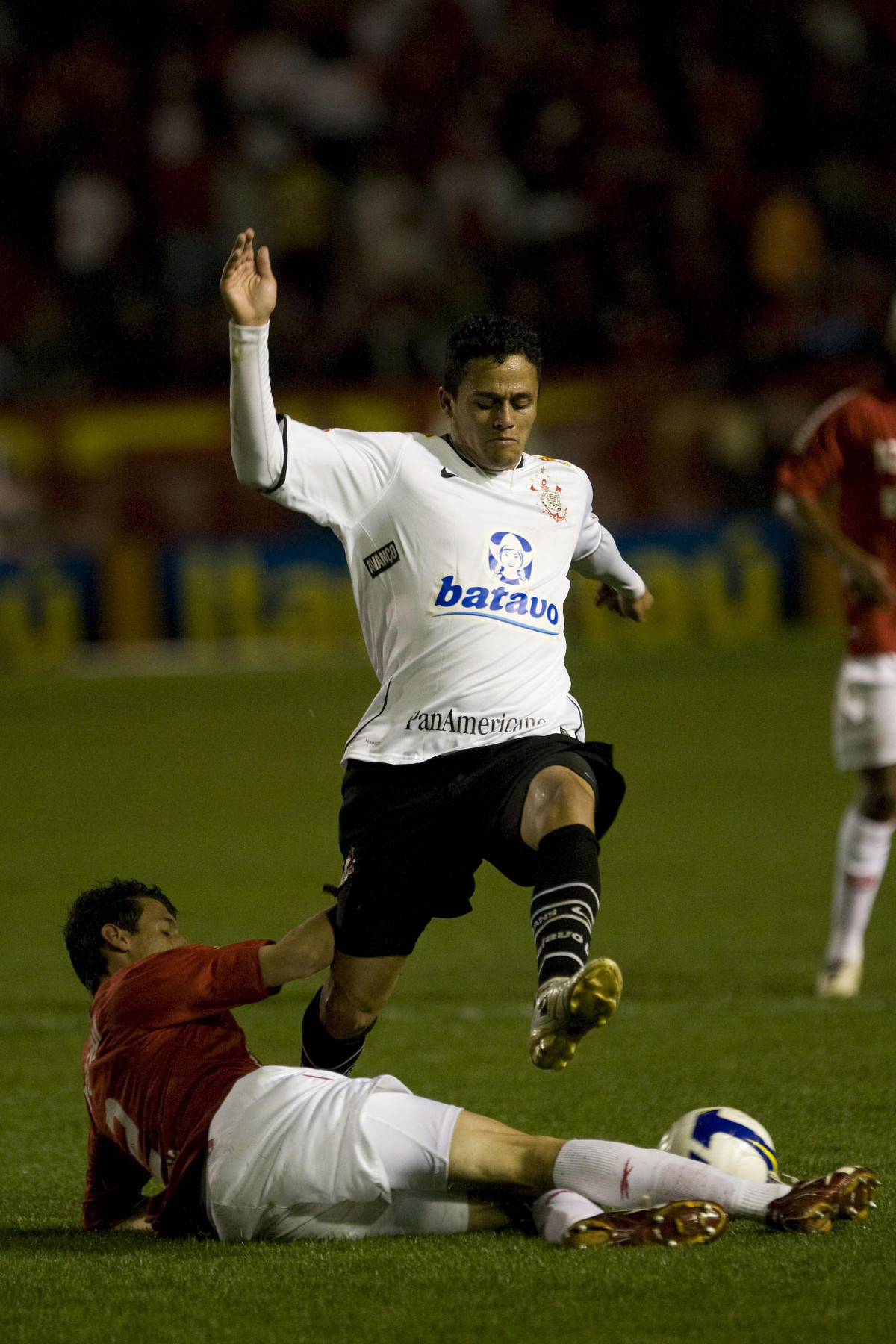 INTERNACIONAL/RS X CORINTHIANS/SP -  Danilo e Marcinho em um lance da partida realizada esta noite no estdio Beira Rio, em Porto Alegre, vlida pelo returno do Campeonato Brasileiro de 2009