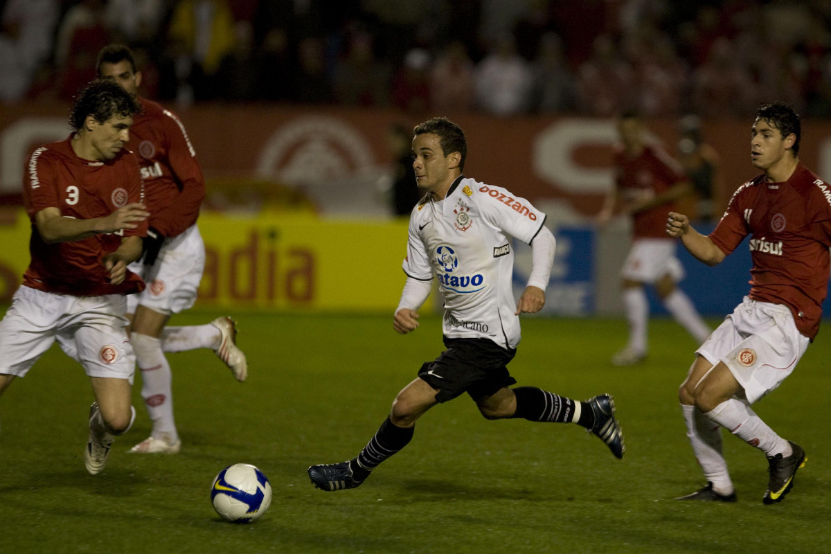 INTERNACIONAL/RS X CORINTHIANS/SP - Bolivar e Morais  em um lance da partida realizada esta noite no estdio Beira Rio, em Porto Alegre, vlida pelo returno do Campeonato Brasileiro de 2009