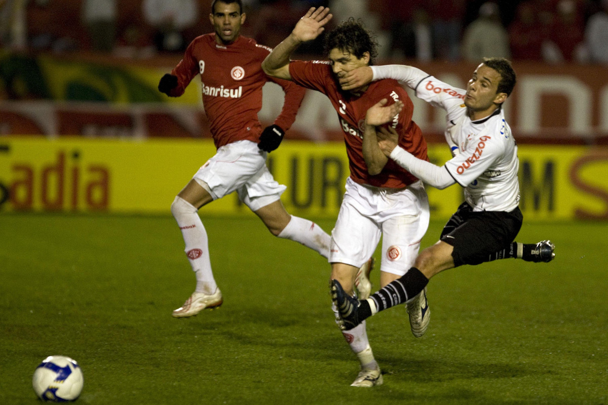 INTERNACIONAL/RS X CORINTHIANS/SP - Danilo e Morais  em um lance da partida realizada esta noite no estdio Beira Rio, em Porto Alegre, vlida pelo returno do Campeonato Brasileiro de 2009